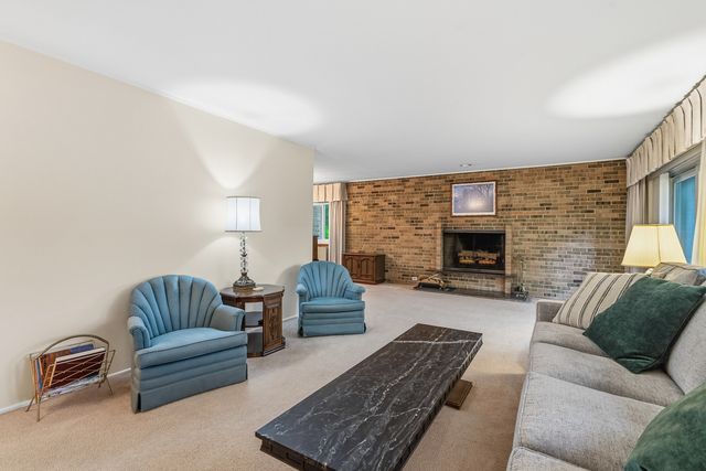 320 Claymoor Road 1C, Hinsdale, IL 60521