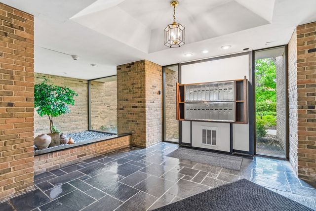 320 Claymoor Road 1C, Hinsdale, IL 60521
