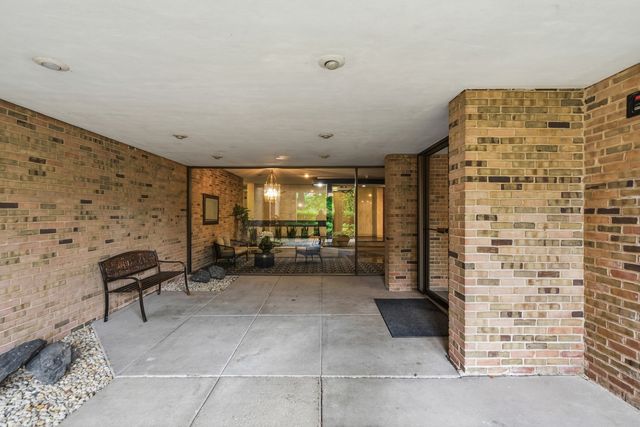 320 Claymoor Road 1C, Hinsdale, IL 60521