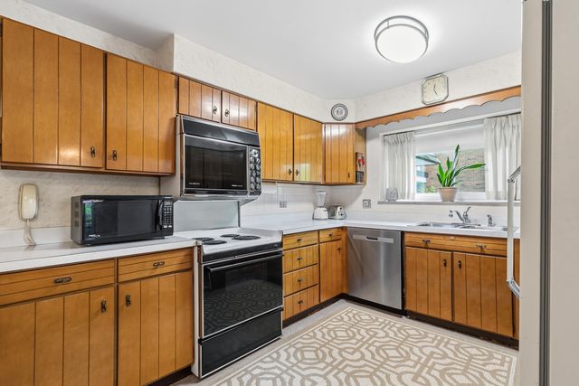 320 Claymoor Road 1C, Hinsdale, IL 60521