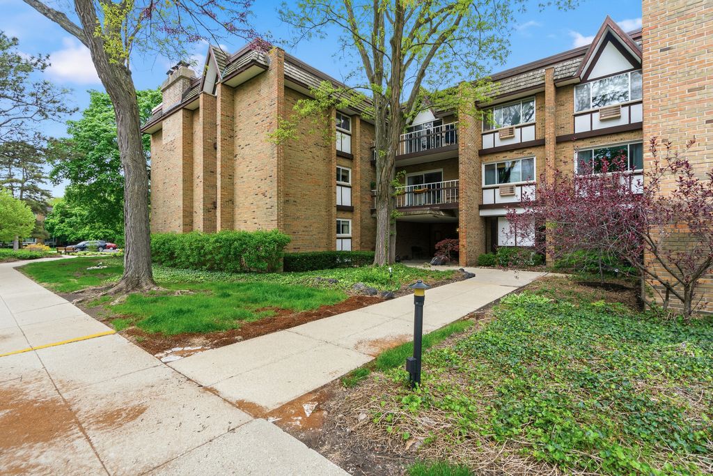 320 Claymoor Road 1C, Hinsdale, IL 60521
