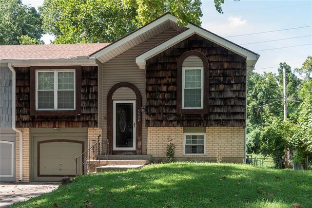 5924 NW Creekview Drive, Parkville, MO 64152