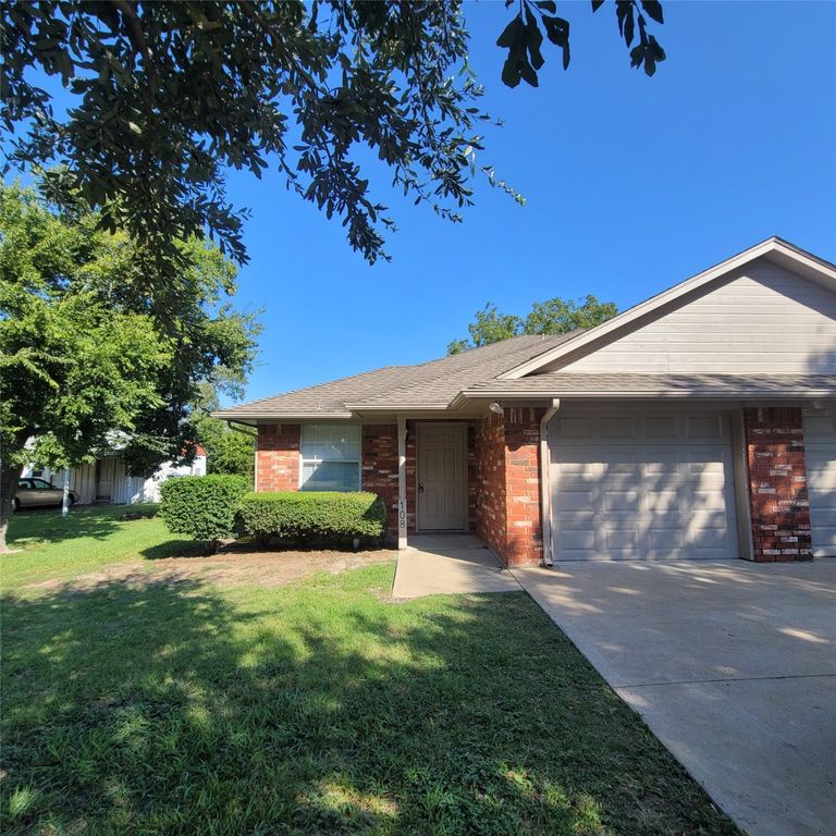 106 Casa Linda Street, Ennis, TX 75119