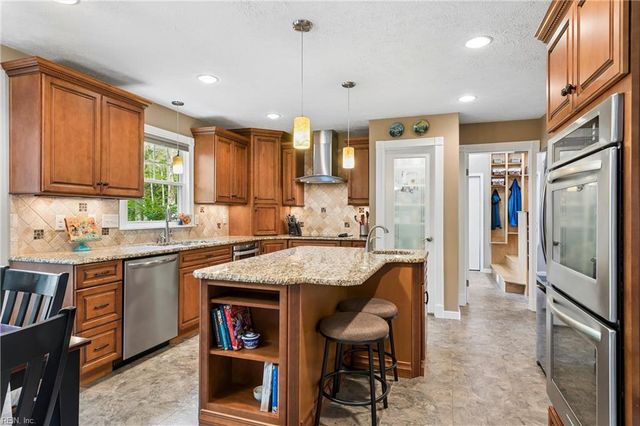 203 N Bowman TER, Yorktown, VA 23693