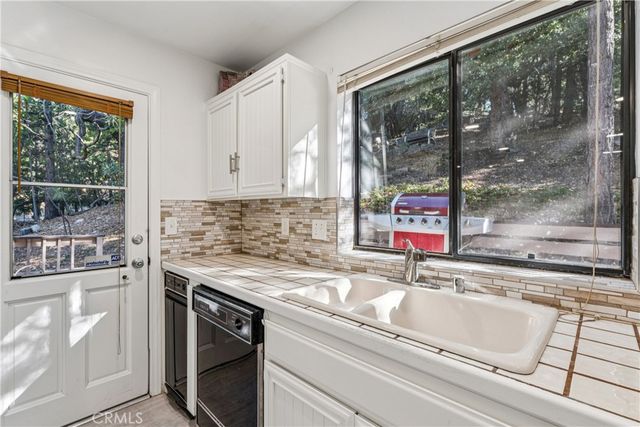 965 Sandalwood Drive, Lake Arrowhead, CA 92352