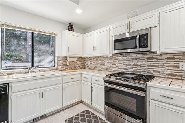 965 Sandalwood Drive, Lake Arrowhead, CA 92352