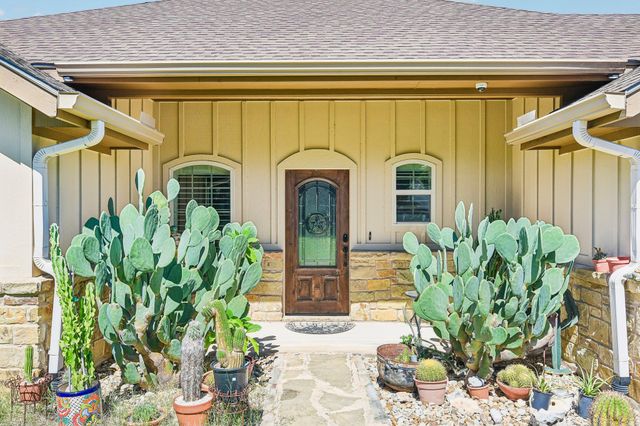 303 Quarter Horse LN, Fischer, TX 78623