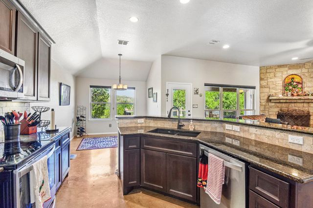 303 Quarter Horse LN, Fischer, TX 78623