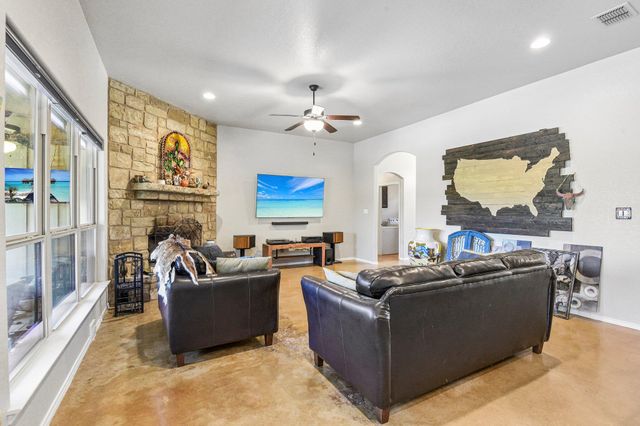 303 Quarter Horse LN, Fischer, TX 78623