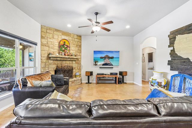 303 Quarter Horse LN, Fischer, TX 78623