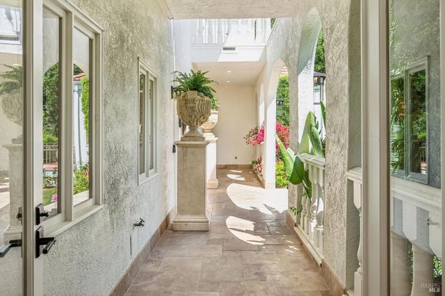 5 Heatherstone Ln, San Rafael, CA 94903