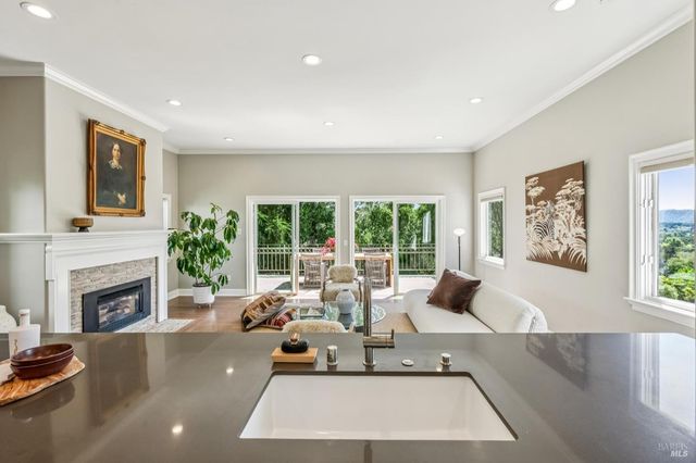 5 Heatherstone Ln, San Rafael, CA 94903