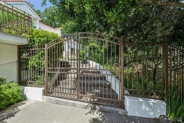 5 Heatherstone Ln, San Rafael, CA 94903