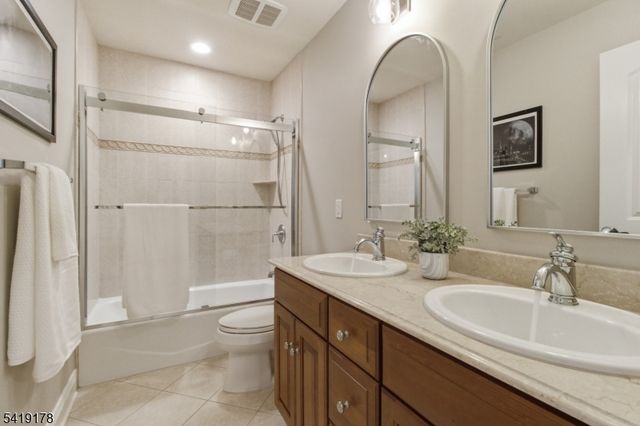 4 Michele Crossing, Raritan Twp., NJ 08822