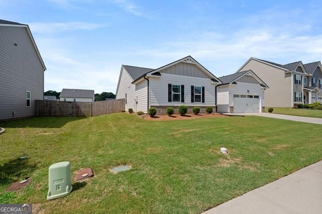 647 Graham Campbell Lane, Statham, GA 30666