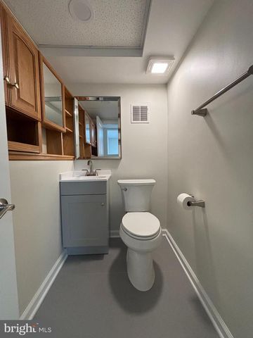 239 OLD COURTHOUSE RD NE, Vienna, VA 22180