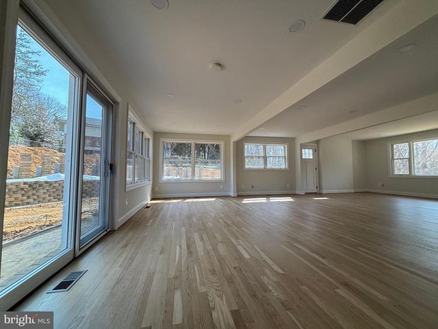 239 OLD COURTHOUSE RD NE, Vienna, VA 22180