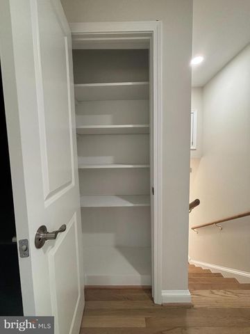 239 OLD COURTHOUSE RD NE, Vienna, VA 22180