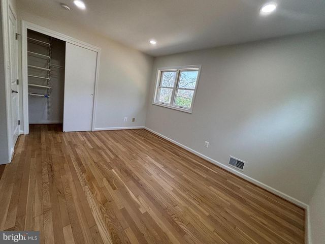 239 OLD COURTHOUSE RD NE, Vienna, VA 22180