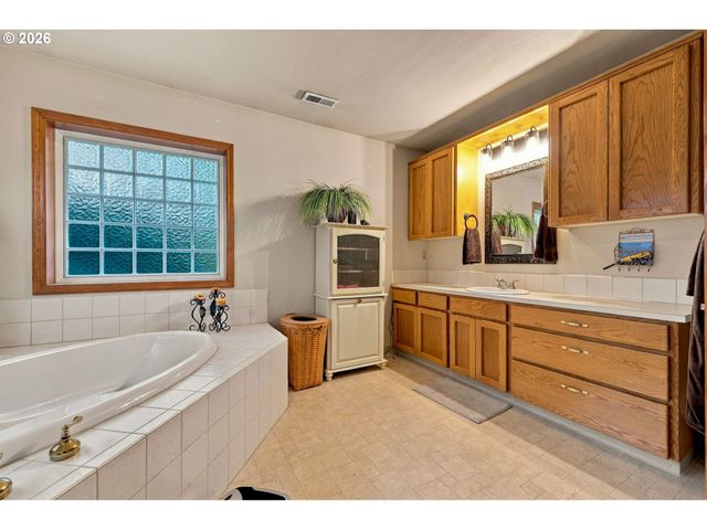 17102 Ne 37TH Cir, Vancouver, WA 98682