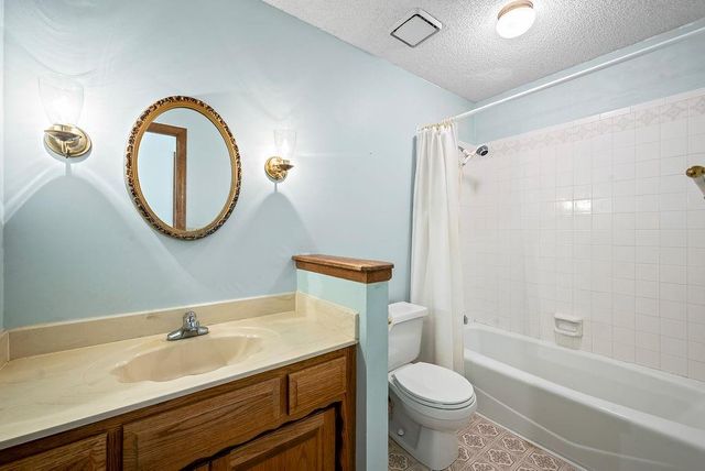 9213 W 117th Terrace, Overland Park, KS 66210