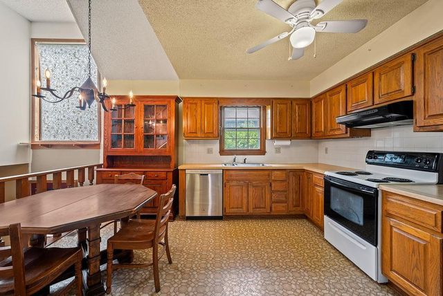 9213 W 117th Terrace, Overland Park, KS 66210
