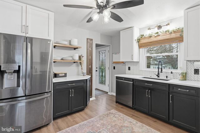 708 BARCLAY AVE, Morrisville, PA 19067