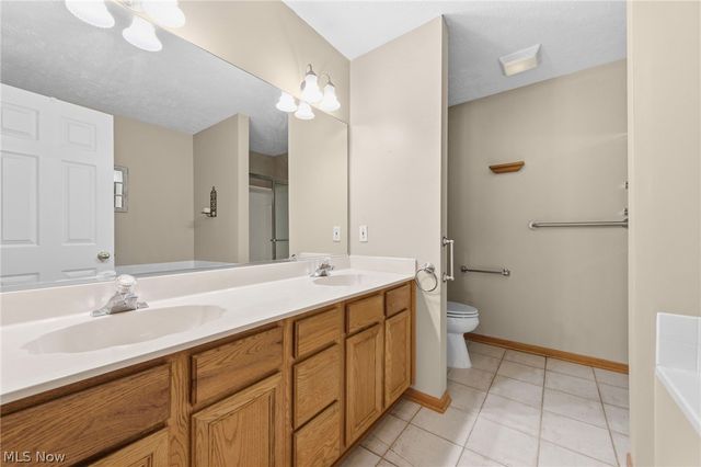 2401 Bunker Lane A, Willoughby, OH 44094