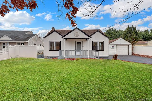 12 Carlls Path, North Babylon, NY 11703