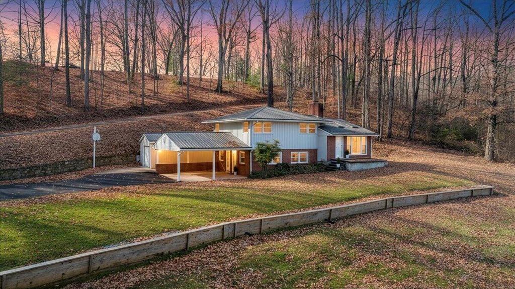 4151 Givens RD, Salem, VA 24153