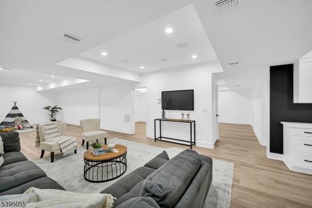 22 Brookside Pl, Livingston Twp., NJ 07039