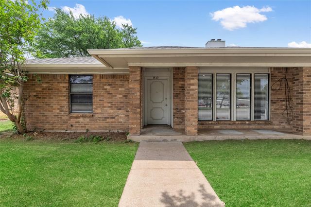 1610 Brown Trail, Hurst, TX 76054