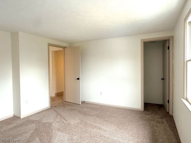 419 Oak Knoll NE, Warren, OH 44483