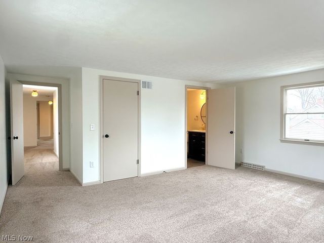 419 Oak Knoll NE, Warren, OH 44483