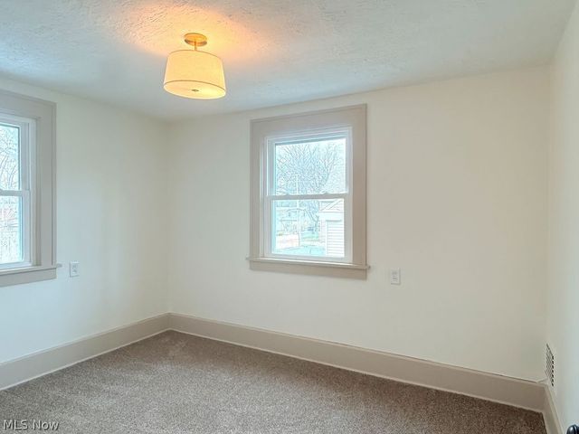 419 Oak Knoll NE, Warren, OH 44483