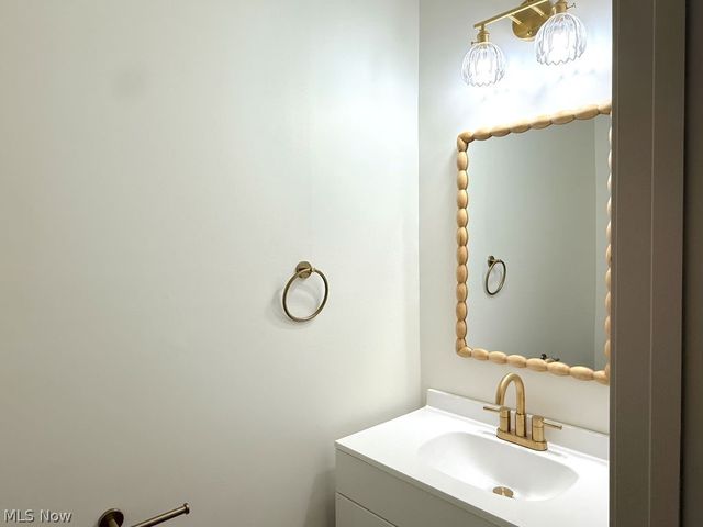 419 Oak Knoll NE, Warren, OH 44483