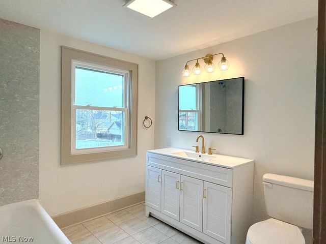 419 Oak Knoll NE, Warren, OH 44483