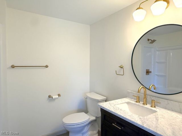 419 Oak Knoll NE, Warren, OH 44483