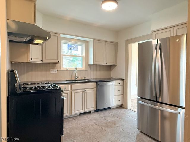 419 Oak Knoll NE, Warren, OH 44483