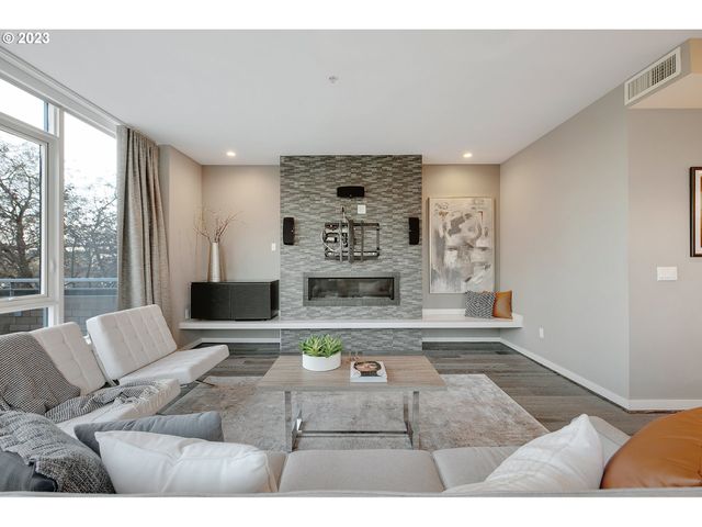 1900 S RIVER Dr N101, Portland, OR 97201