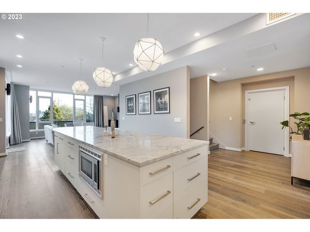 1900 S RIVER Dr N101, Portland, OR 97201