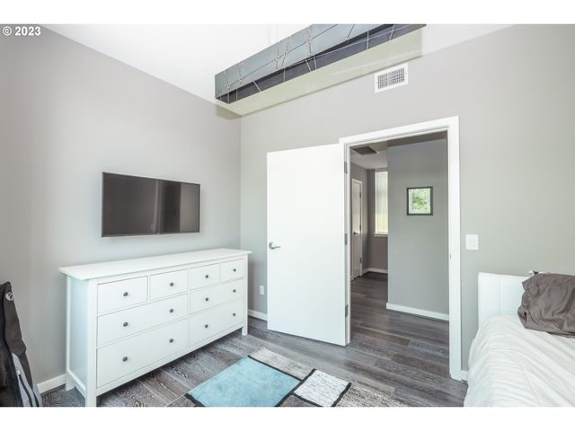 1900 S RIVER Dr N101, Portland, OR 97201