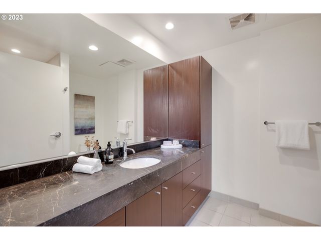 1900 S RIVER Dr N101, Portland, OR 97201