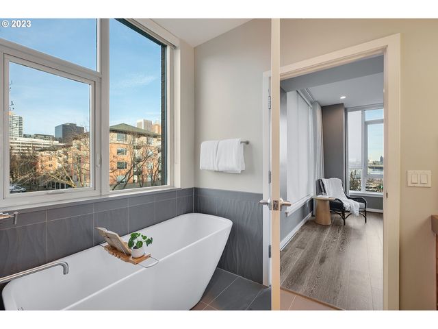 1900 S RIVER Dr N101, Portland, OR 97201