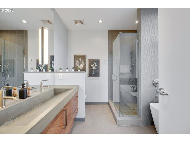 1900 S RIVER Dr N101, Portland, OR 97201