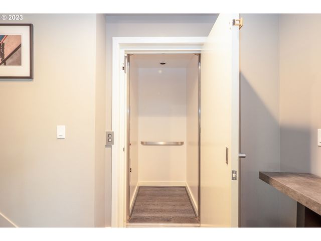 1900 S RIVER Dr N101, Portland, OR 97201