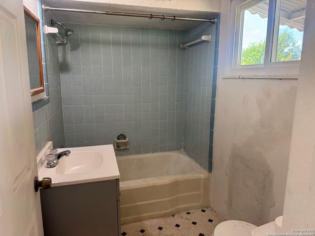 108 Robert E Lee Apt 2, San Antonio, TX 78214