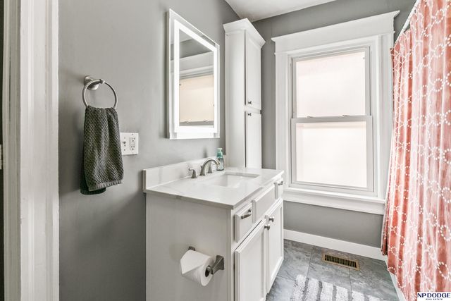 823 S 36th Street, Omaha, NE 68105