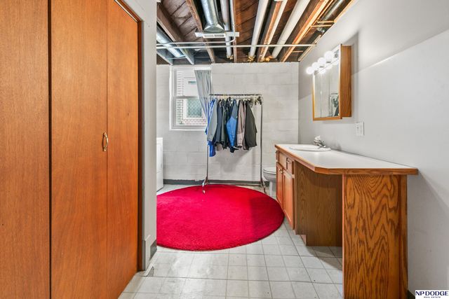 823 S 36th Street, Omaha, NE 68105