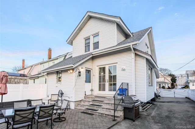 152 Rockaway Parkway, Valley Stream, NY 11580